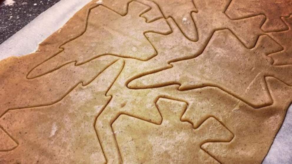 IdrisEvansMusic's tweet photo. Norway apologises for making gingerbread jets. Very odd. https://t.co/fg7xJHxLaD https://t.co/ZYiIwvvJaj