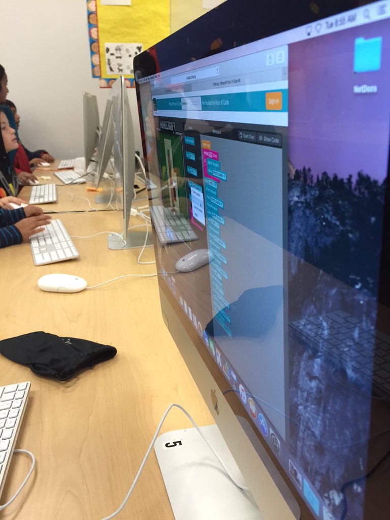 D8Explorers's tweet photo. Learning how to code! Minecraft @ school = happy students! #HourOfCode #5D8 #8D8 #9D8 https://t.co/zaJDTiyk65 https://t.co/ThwOz3Ylkj