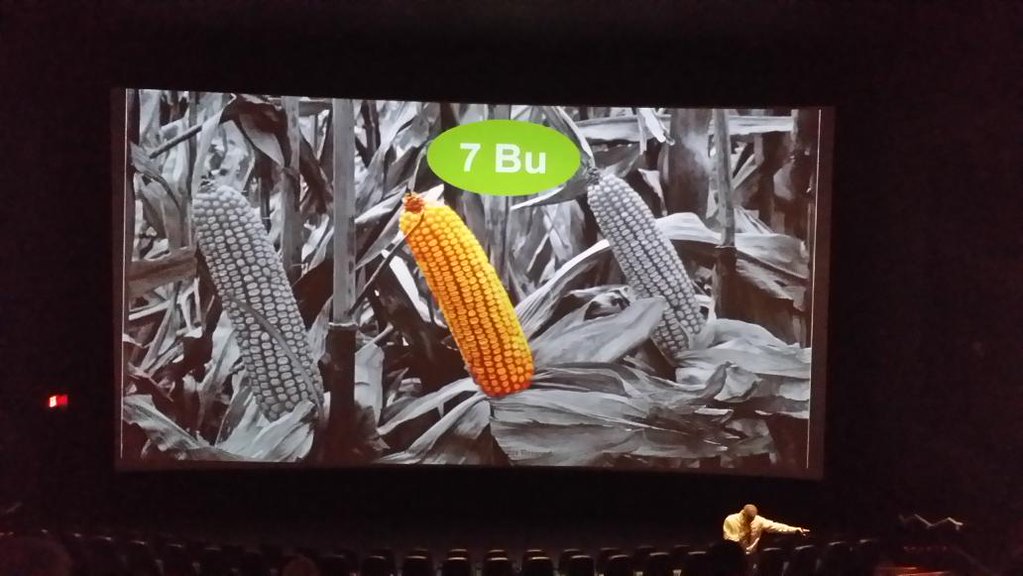 CoryLCowan's tweet photo. One extra ear of corn per 1/1000 acre is equal to 7bu per acre on your farm #DFPA15 #ontag #plant16 https://t.co/zgCAWS7667