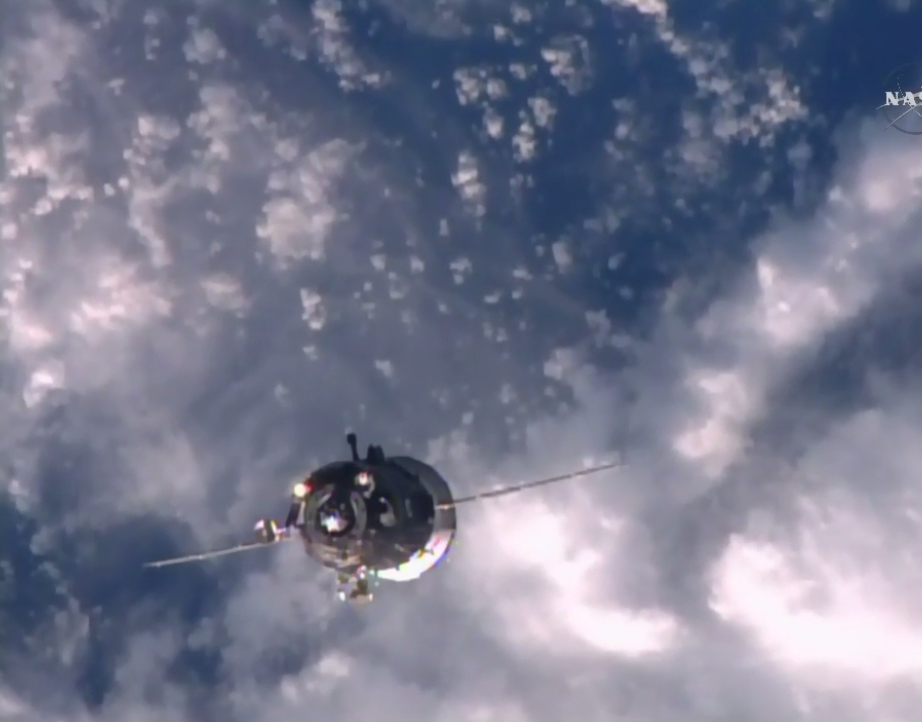 sokane1's tweet photo. 3 astronauts are about to dock with the space station — you should watch live! https://t.co/uDtOpk5518 https://t.co/JgWLXIEFb1