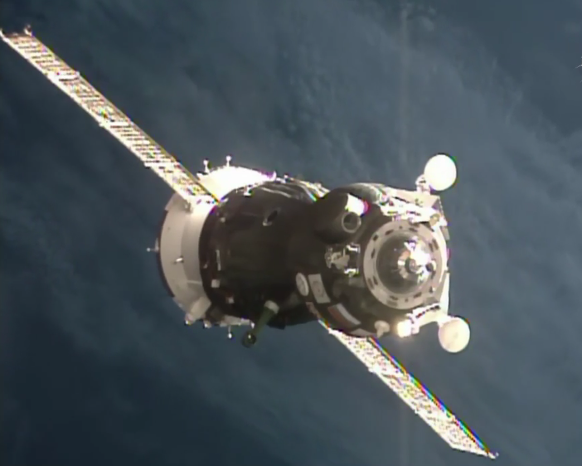 Raspberry_Pi's tweet photo. Amazing images of the #Soyuz from @space_station - it (and @astro_timpeake!) has another 25 metres to go. https://t.co/q8oTdEQmUg