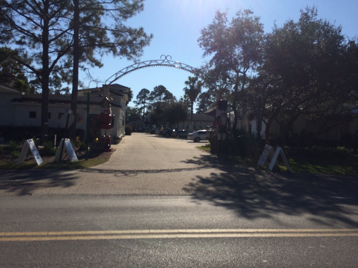 30Ahomefinder's tweet photo. Have a Holiday Greeting in the Shops of Grayton! #nutcracker #shopsofgrayton #christmascountdown #30a https://t.co/9JPiIPjK3t
