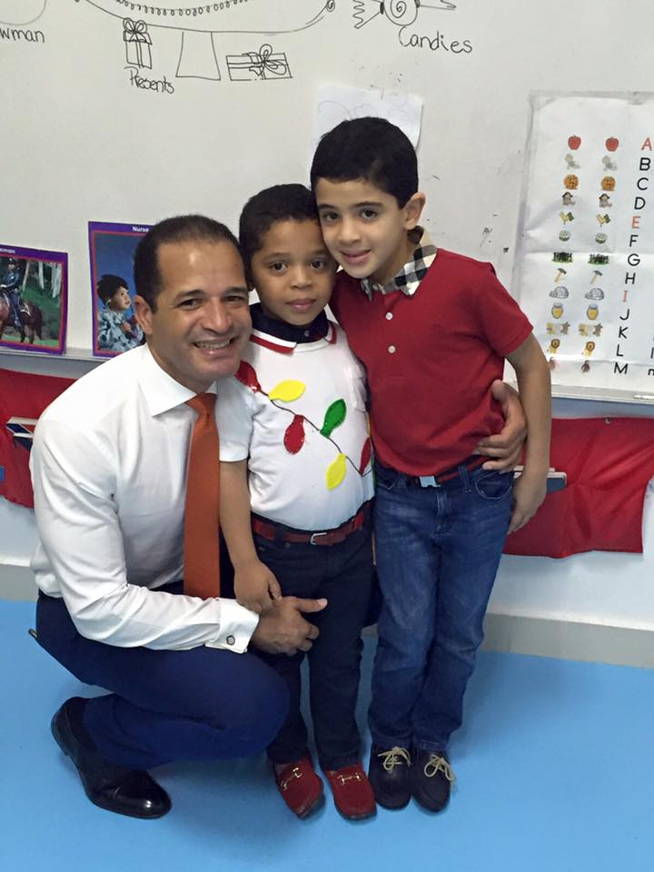 acentodiario's tweet photo. Hace 4 horas, Juan de los Santos publicó en su Facebook fotos con sus hijos en la celebración de Navidad. https://t.co/Q2gy2jmhb1