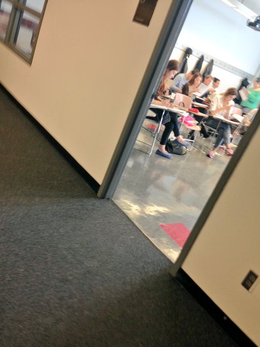 Все сидят, учатся, а я за угол спрятался от препода и колу вальяжно так пью, телкам улыбаюсь как альфач