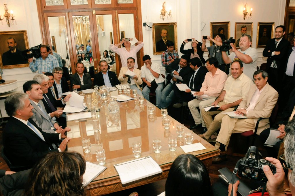 SergioGCasas's tweet photo. Hoy nos reunimos con Intendentes, para conocer  la situación  de cada Departamento y coordinar acciones #LRdeTodos. https://t.co/6M73y6FRCl