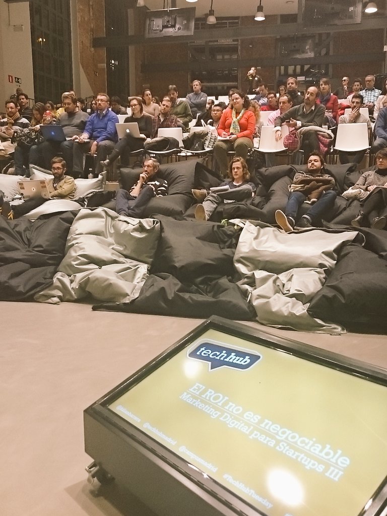 kilianbarrera's tweet photo. Una pequeña familia de #ROILovers :) Muchas muchas muchas gracias x venir! #techhubmkt @CampusMadrid @TechHubMadrid https://t.co/pG7550efKA