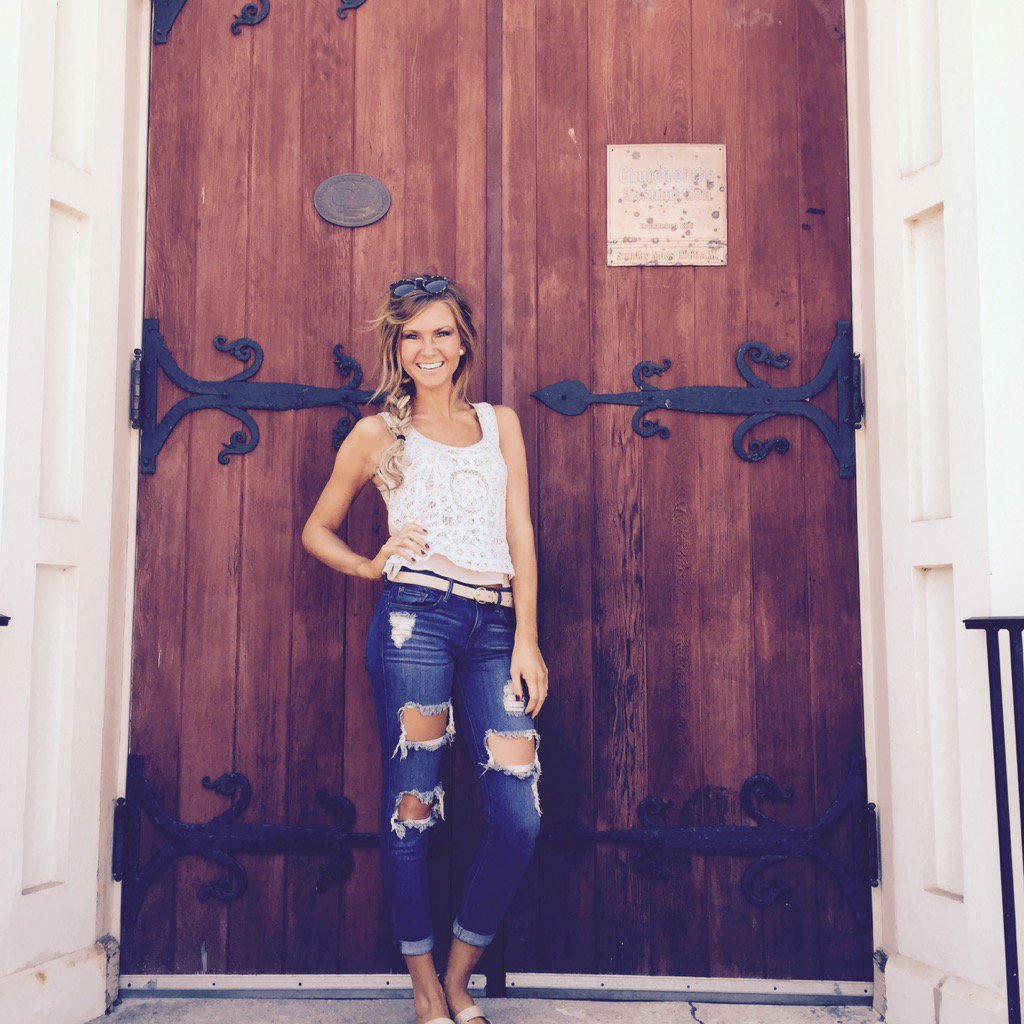 AlexGrove15's tweet photo. Happy 21st Birthday to this beautiful girl! I hope you have a great day! I love you Lyd! ❤️@LydiaGoris https://t.co/VjE1PrWW5k