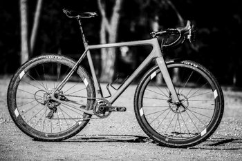3Tbike's tweet photo. Love the look of these 3T Discus C 35 Pro wheels on that bike. https://t.co/gFQXMKbwFh