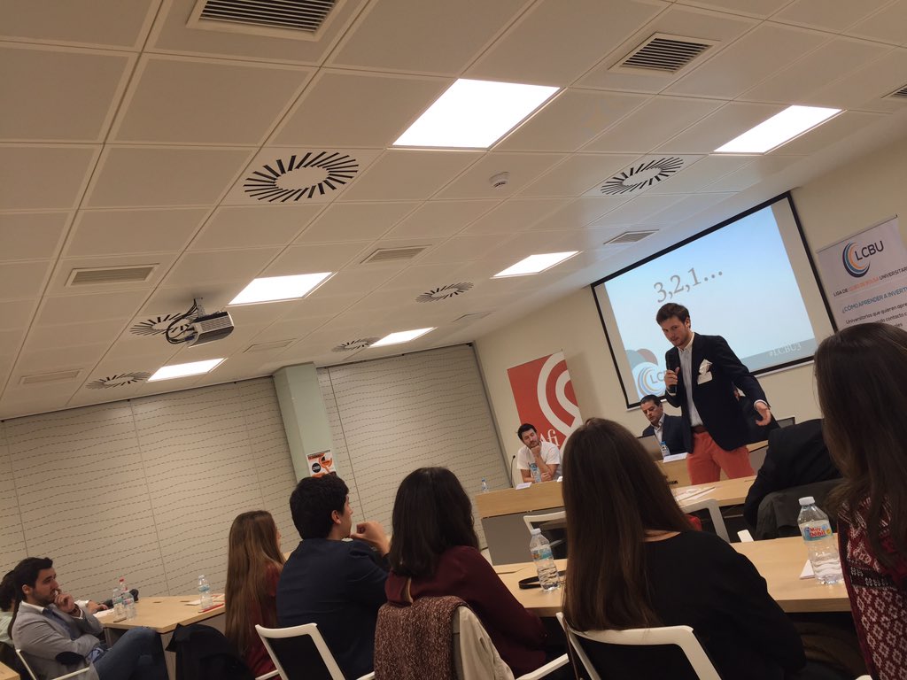 AEALCEE's tweet photo. Presentación de la Liga de Inversión Universitaria de @kainve por parte de @EmilioRaya #LCBU3 https://t.co/04mXRfp6Mf