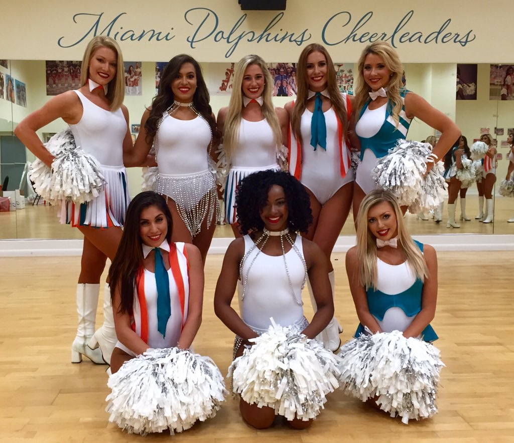 alison__brooke's tweet photo. Had so much fun on the field with my amazing group last night! Throwback game was a success! 🐬🏈❤️ #MNF #50Seasons https://t.co/t2H3qWcRIx