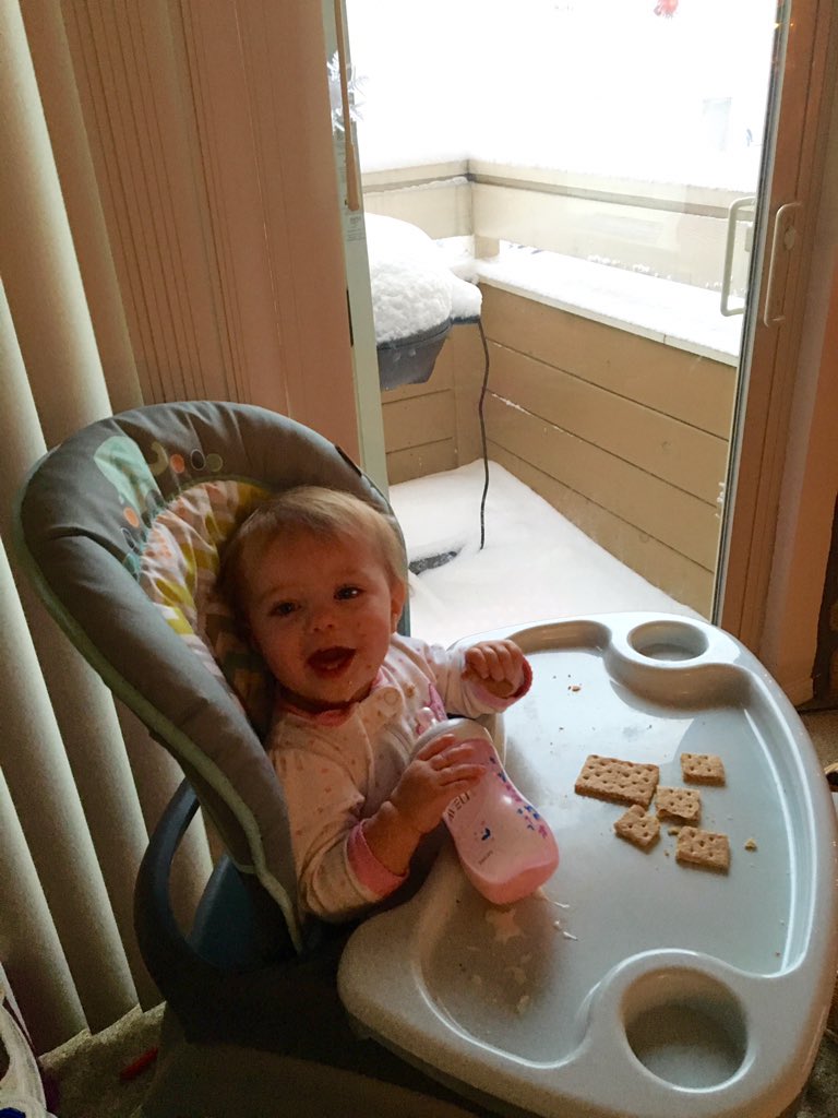 AlexisSculley's tweet photo. Her first real snow day! @9NEWS #9wx https://t.co/wN979fRt3f
