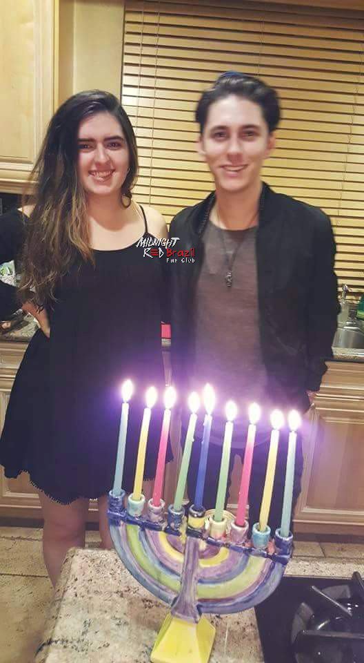 MNRFanClubBRA's tweet photo. Eric e Ariel comemorando o Chanucá. (Chanukah) https://t.co/zukq6TY44t