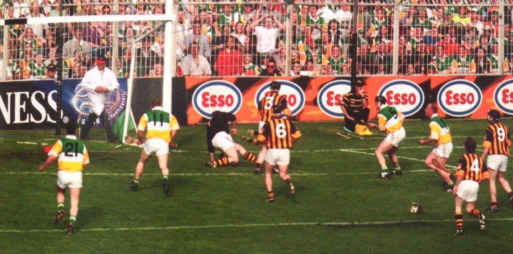 gaanostalgia's tweet photo. Brian Whelahan scores goal for #Offaly during final of 1998 All Ireland SHC #gaa #nostalgia https://t.co/ZOpsFQLe7u