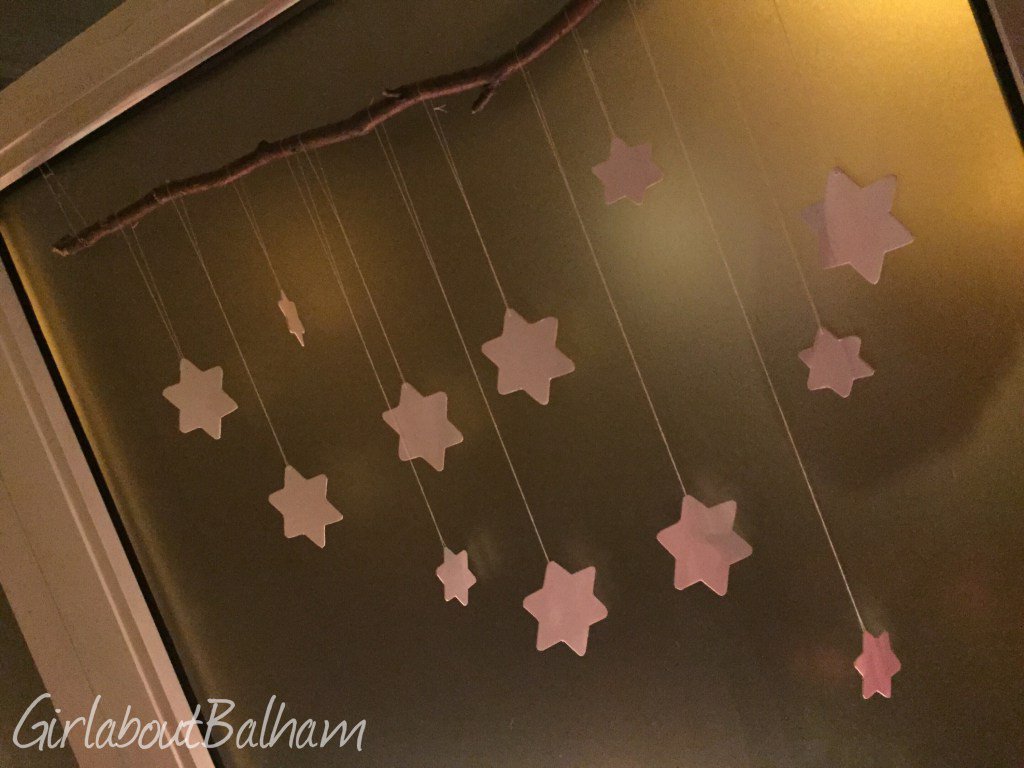 GirlAboutBalham's tweet photo. Girl About Balham Advent Calendar – Day 14: Simple Star Mobile https://t.co/v0gBn6szKR https://t.co/7PFb1KPbhh