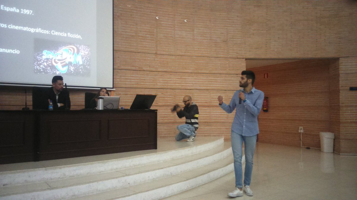UmaInvestiga's tweet photo. Antonio expone Cortometraje basado en la filmografía de Joe Pytka. 👏👏 #UMAInvestiga2015 https://t.co/Lixgb1ciyR