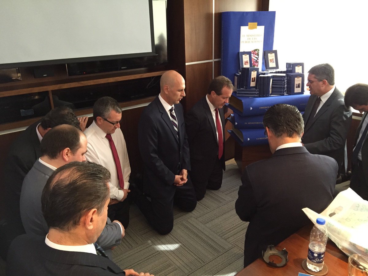 Líderes de la ACES y la DSA en la Dedicación de los 60 libros de EGW de La Biblioteca del Hogar Cristiano.