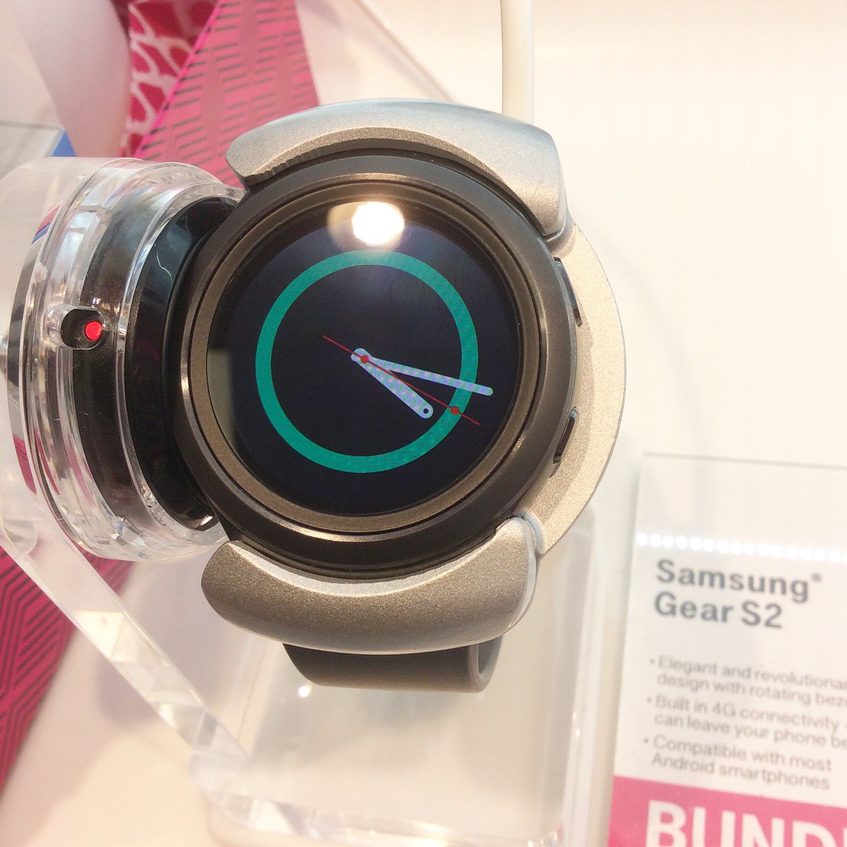 Treat yourself while shopping this holiday season! Stop by #TMobile to check out the Samsung Gear S2! 🎁 #TechTuesday