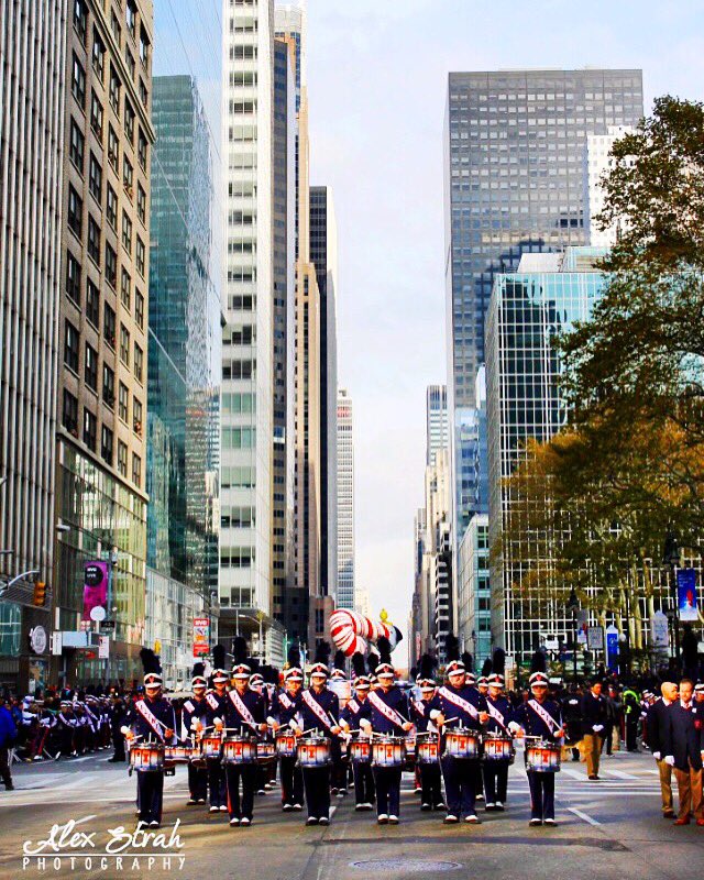 MarchingIllini's tweet photo. With all of our students studying and taking finals... MI wishes they were back performing at Macy's! https://t.co/TcIuWJblSk