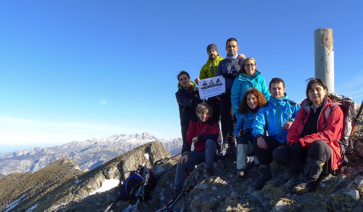 jcartelle's tweet photo. Celebrando el #DIM15 con amigos en la cumbre del Peña Ten en la #cordilleracantabrica #welovemountains https://t.co/vF6EtqKziq