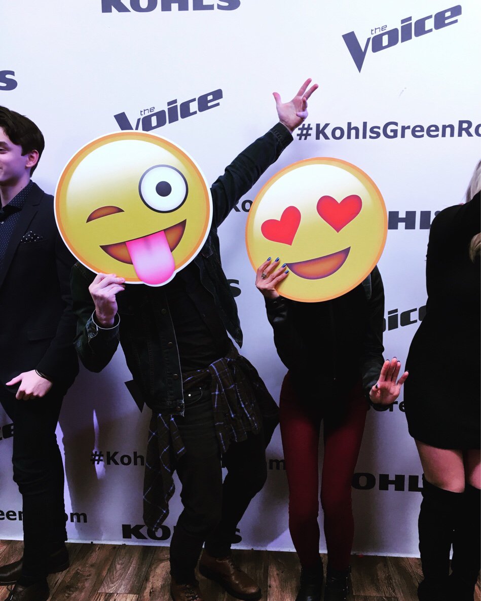 blaine_mitchell's tweet photo. Feeling.... 😜 #voicefinale how do you feel about the voice finale tonight?! https://t.co/1v28VRbgiB