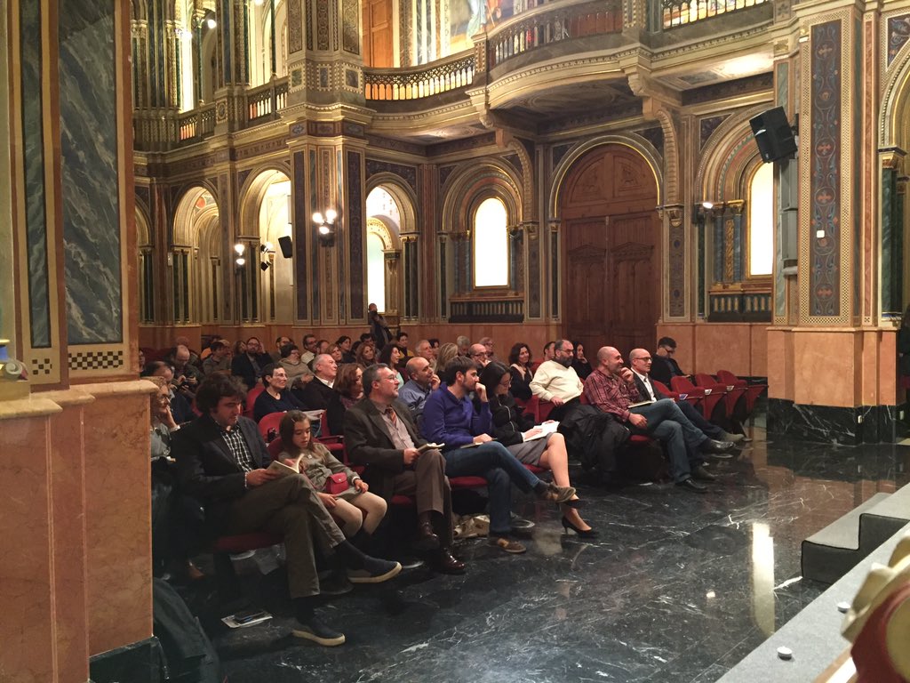 adria_marti_'s tweet photo. Comença l'acte de presentació del llibre #10de2, que commemora 10 anys del Voluntariat pel Valencià d'@escolatv https://t.co/XiaGRr8Z1j