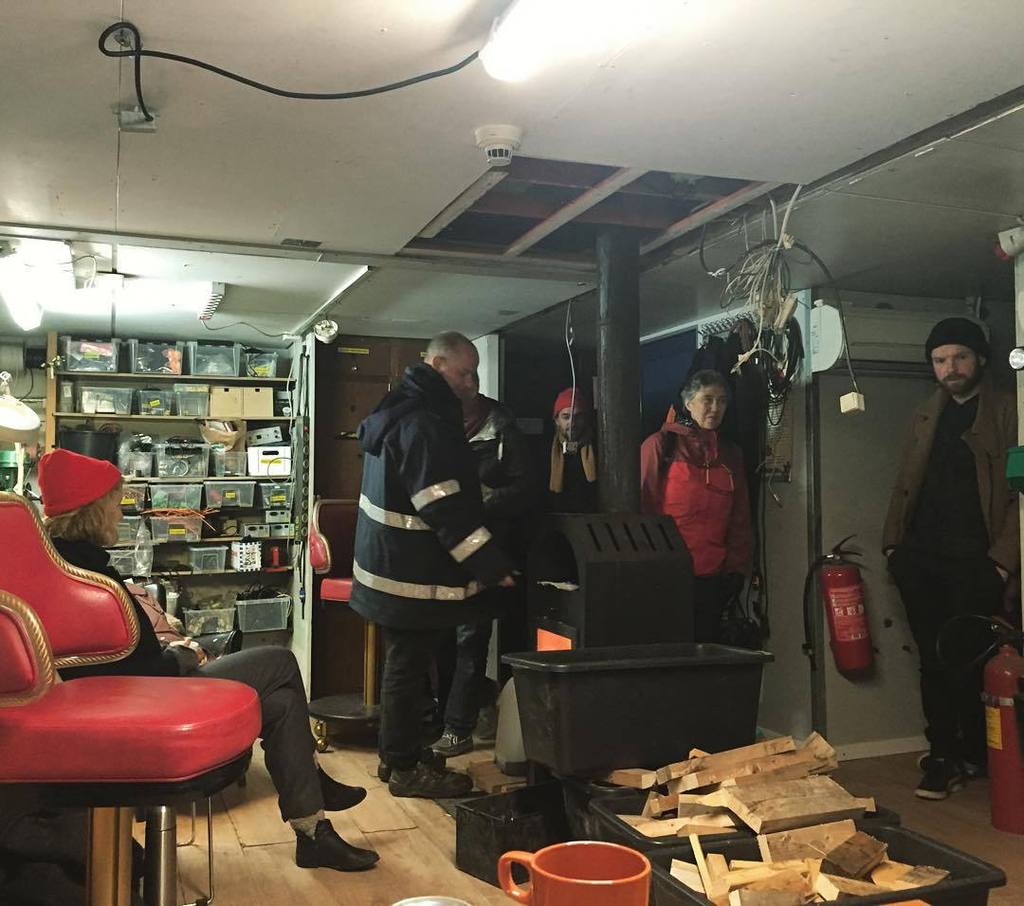smukkejohan's tweet photo. Lots of people on @illutron this december tuesday. Gathering around the fireplace. https://t.co/aPrNlvX5Mc https://t.co/mvwCOb9znp