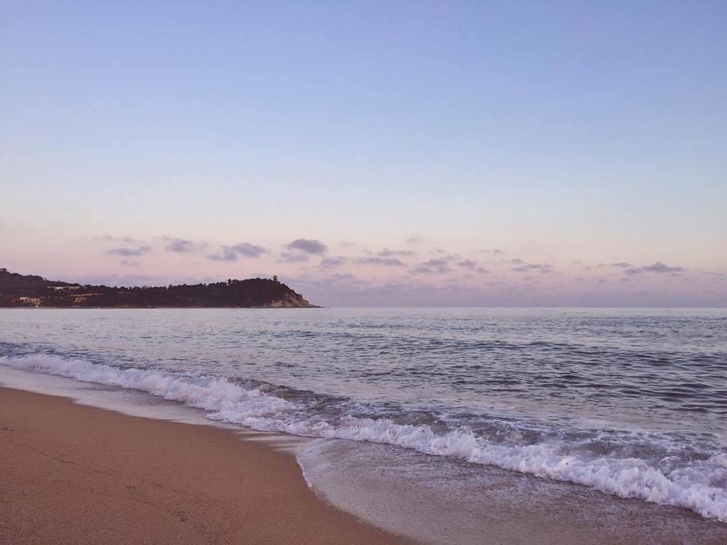 igers_sardegna's tweet photo. Ci troviamo nella spiaggia del #Basaura a #Tortolì, con il promontorio di San Gemiliano ch… https://t.co/aTZYwnqcTu https://t.co/M3tFvrW033