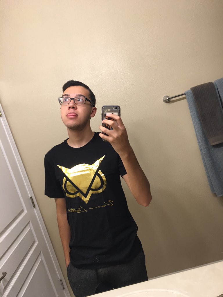 NotOreoSplit's tweet photo. Loving the new shirt. The gold feels like a mutant gummy worm @VanossGaming #vanossmerch https://t.co/Wlhx4Rr8ec
