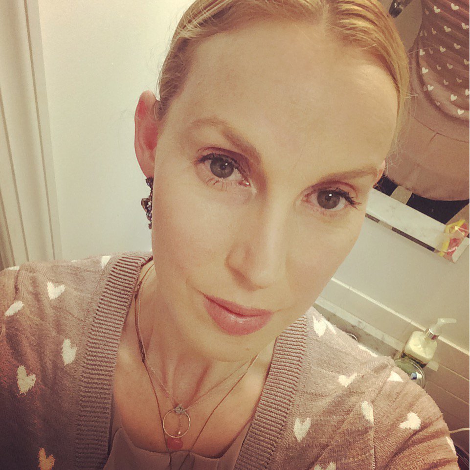 ideabox_yo's tweet photo. #holidayparty time! Love this time of year #Happyholidays #girlsnight #girlsnightout #Holiday2015 https://t.co/e0FfkyyY2u