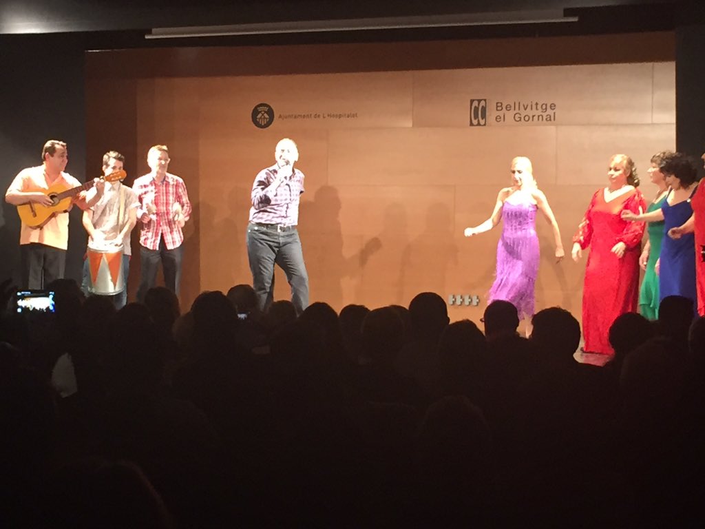 Nit d'estels solidaris de l'Associació Quitxalles a #Bellvitge. Emocionat homenatge a voluntaris. #L'Hospitalet