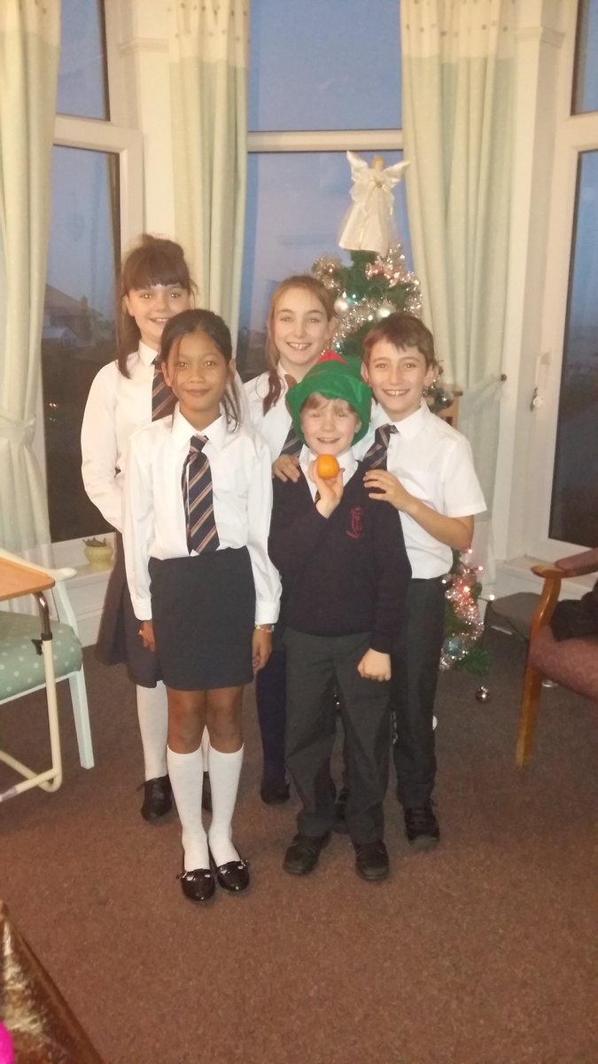 SeymourNursing's tweet photo. Beautiful carols with @StPetersRCSPORT children and residents @LelantNursing . Uniting all ages at Christmas! https://t.co/jMlm6daEiU