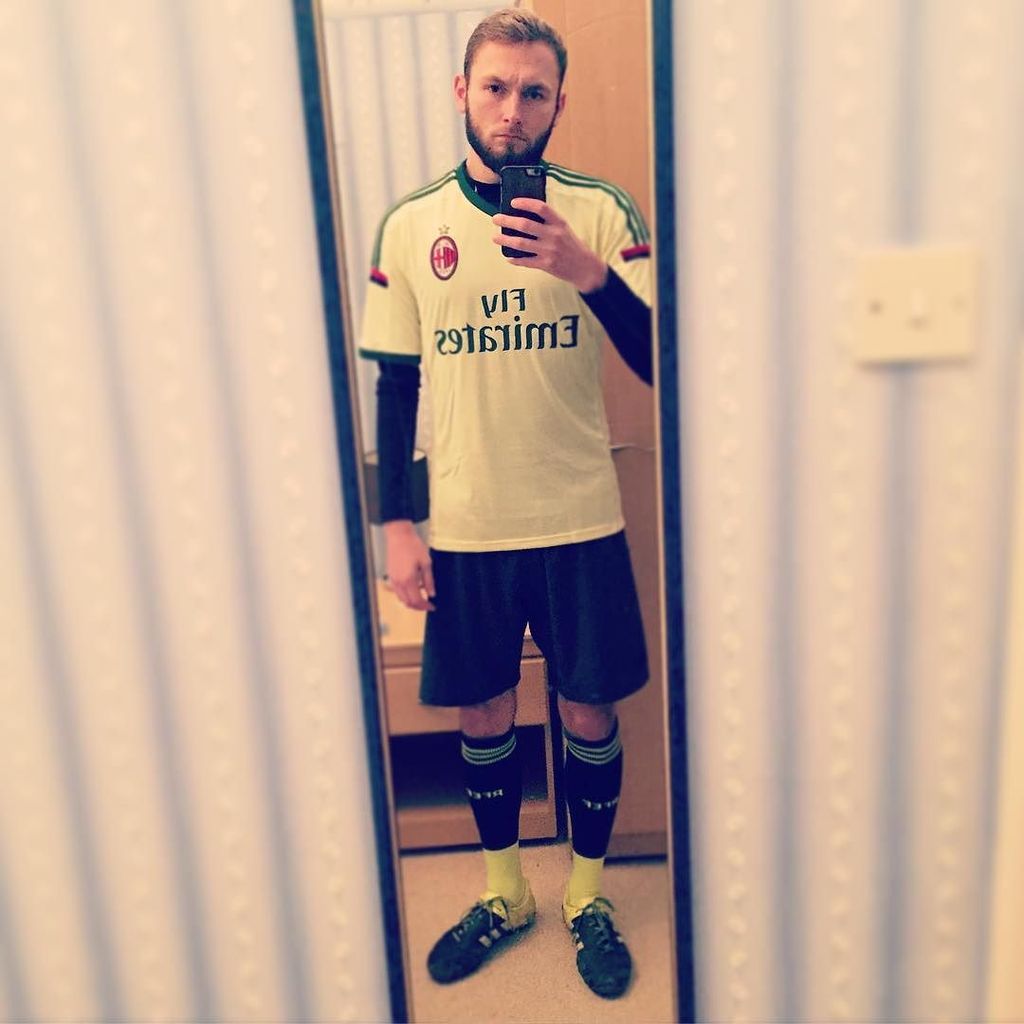 CheersForPiers's tweet photo. Rule #1 of football: Colour co-ordinate your kit. It makes you play at least 600% better. #IsThatBeckham #CheersFor… https://t.co/7IjNcYqbaT