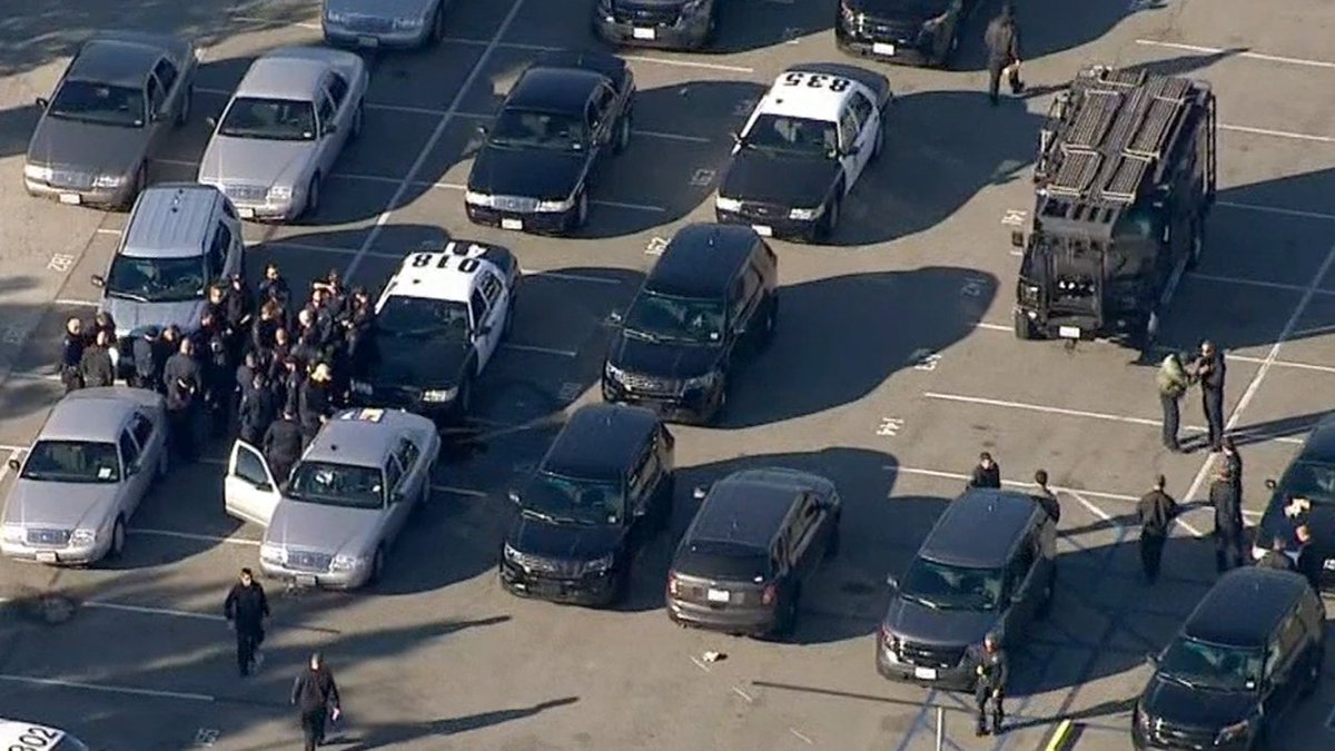 NBCLA's tweet photo. All #LAUSD schools closed due to an email threat. @AnnetteNBCLA is live w parent reactions https://t.co/rcb60cEecx https://t.co/niEDpaPDwY