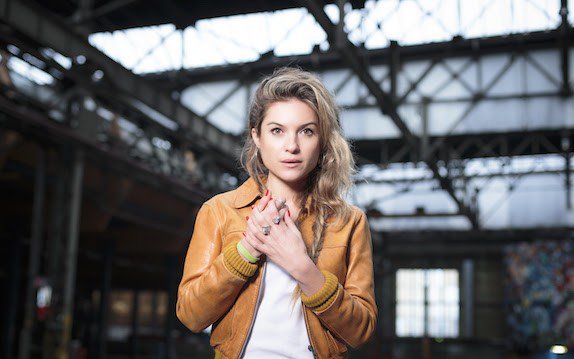 JANmagazineNL's tweet photo. Vanaf morgen is Lauren Verster te zien in haar nieuwe programma Lauren! op de NPO3. https://t.co/Vi9YfXix4L https://t.co/GIWyhB0O1T