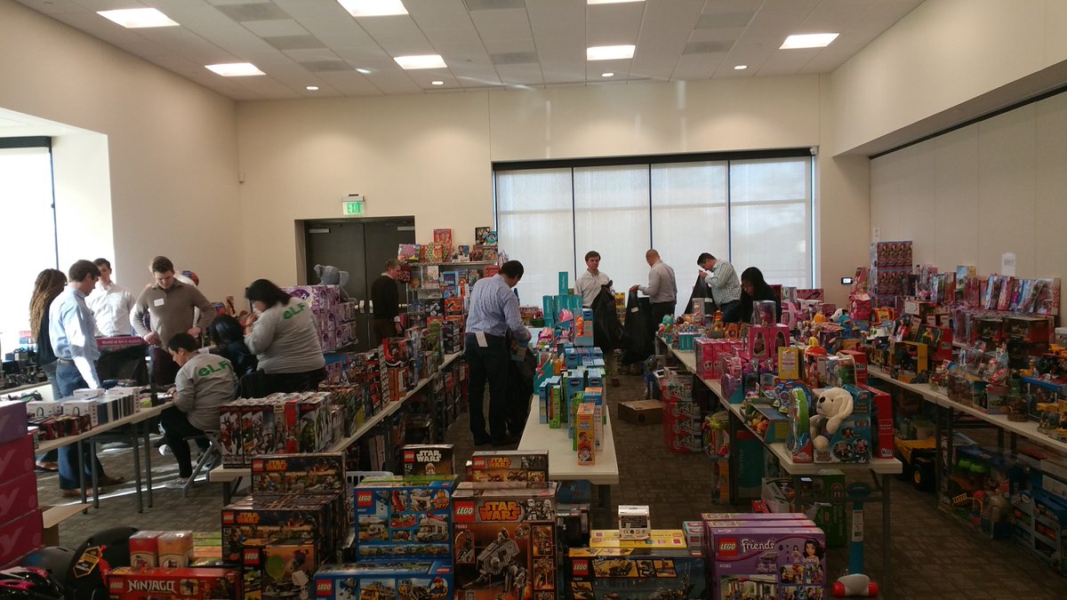 PaladinCRE's tweet photo. Our team at the @DallasCAC Holiday of Hope Campaign yesterday.  Proud to serve this incredible organization! https://t.co/TCFjNPZHK1