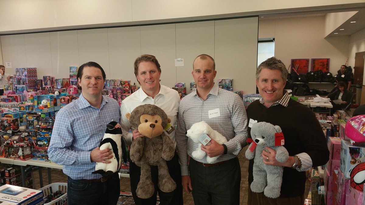 PaladinCRE's tweet photo. Our team at the @DallasCAC Holiday of Hope Campaign yesterday.  Proud to serve this incredible organization! https://t.co/TCFjNPZHK1