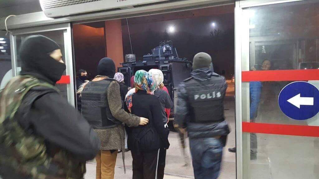 maksattakipp's tweet photo. Özel hareket Timleri Şırnak Üniverstesi kız öğrenci yurdunu bastı çok sayıda öğrenciyi gözaltına aldı... https://t.co/aXuFphf4FW