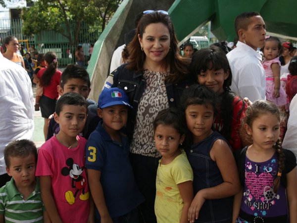 GiganteAzulHn's tweet photo. #Incanzable PD @anagarciacarias celebro Fiestas Navideñas con Adultos Mayores, Niños y @GuiasDeFamiliaH hoy en TGU https://t.co/1XVEG1TP89