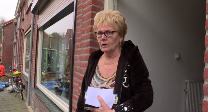 Paniek in huize #Donders! De lantaarnpaal is weg en #Nel weet zich geen raad: r.tl/1T05a9f #RoyDonders