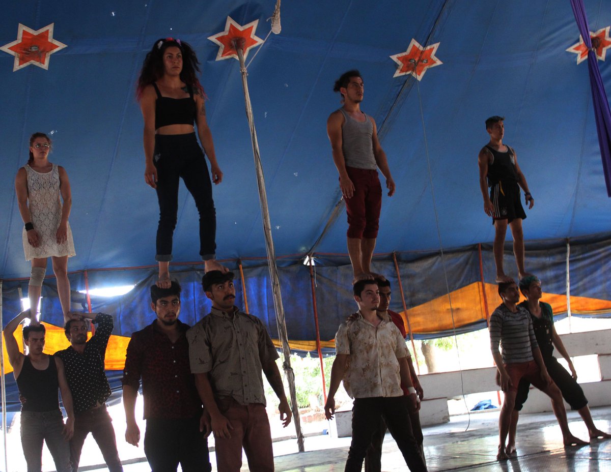 [Hoy-20:00h] Cuerpos dispuestos, elásticos, acrobáticos verás en “34 pies, conexiones de una trayectoria”.