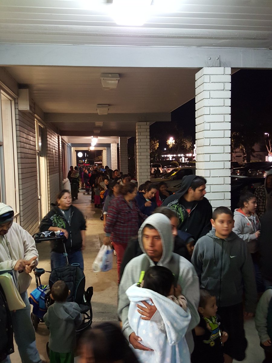 BoostShield_PCR's tweet photo. It's #bananananananas here at #OxnardWireless!  There has to be over 200 people waiting for gifts!  #WestIsBest! https://t.co/vSrwAVJI9h
