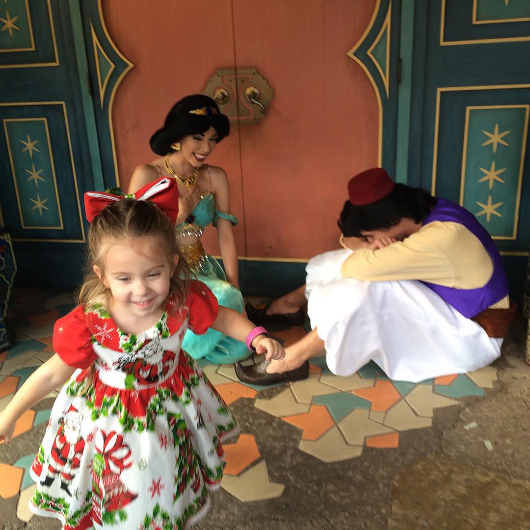 taylorrlts's tweet photo. enjoying Disney with my girls✨💖✨🎇 https://t.co/uGYS1ElM5V