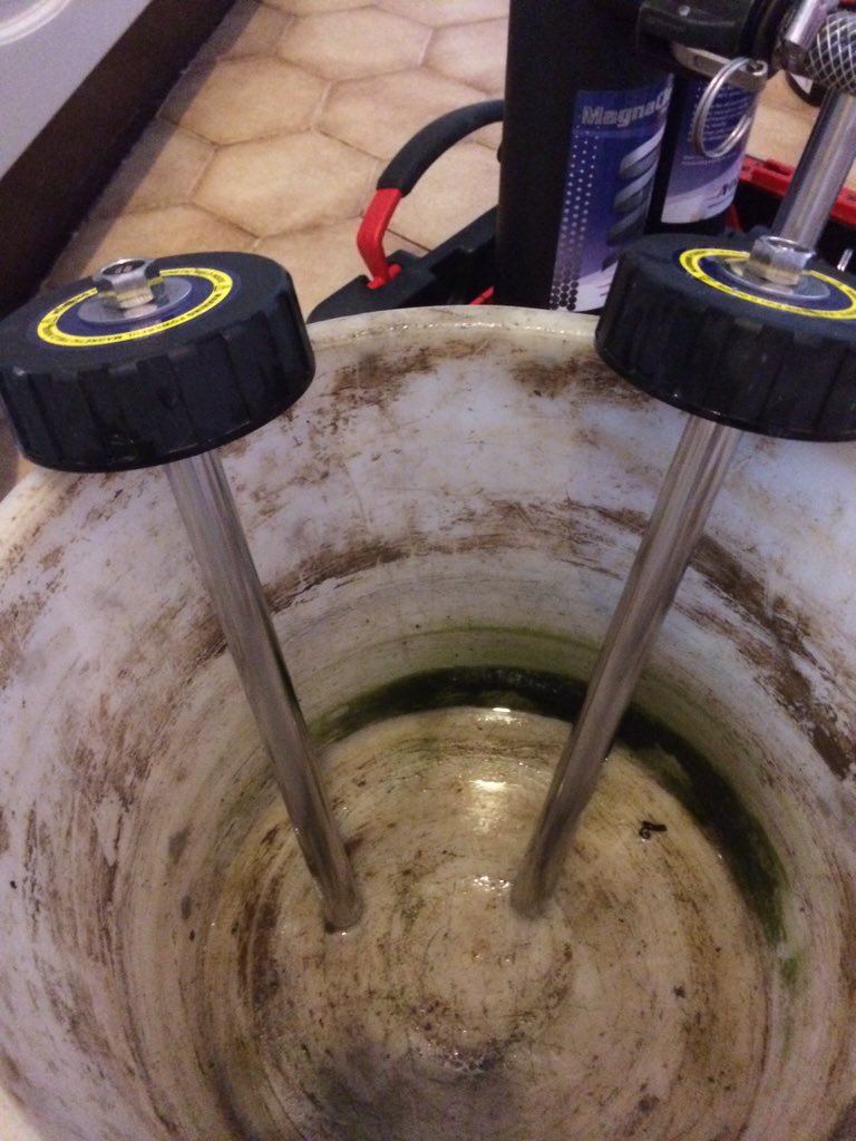 WhitesPlumb_ltd's tweet image. A heating system Magnacleanse before and after. @magnaclean #cleanheating #sludge