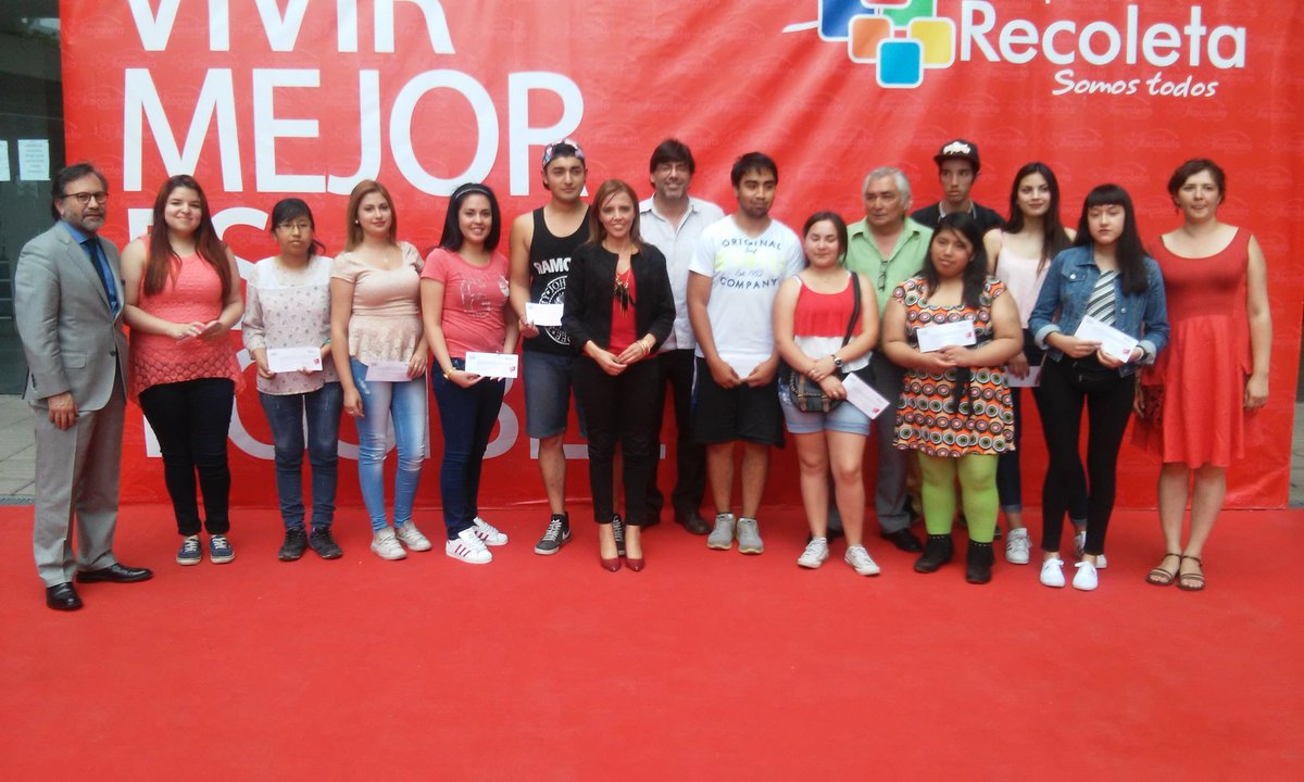 Muni_Recoleta's tweet photo. Alc. @danieljadue entrega 310 nuevas Becas para Cursos de Conducir a egresados de 4to Medio de escuelas municipales. https://t.co/WBZgefhFqG