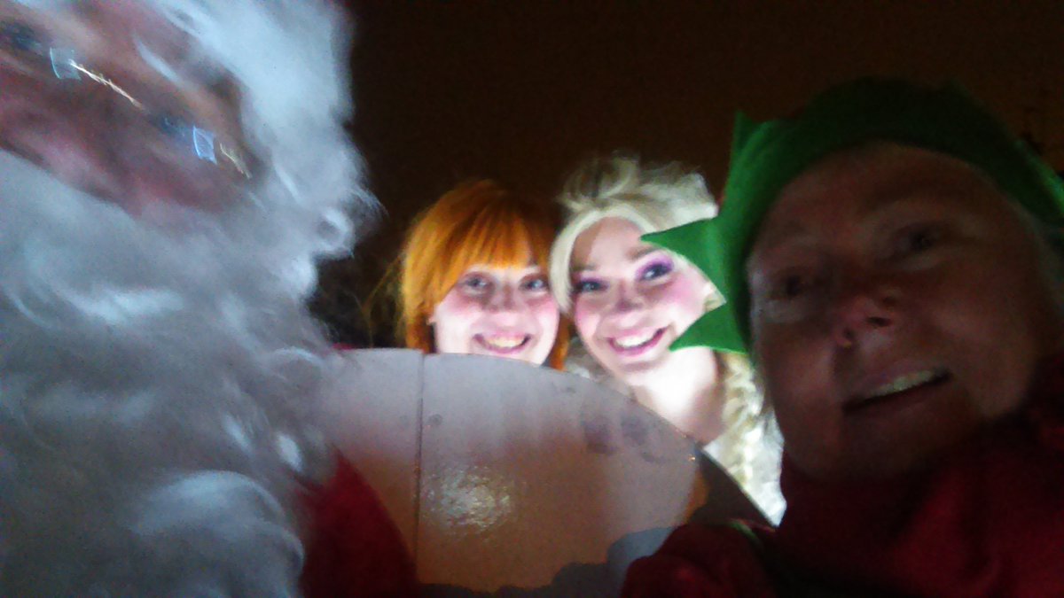realvicminett's tweet photo. Flipping cheek @braysthename. Now,  forgot the #selfie. How about an #elfie? One for the collection @robmacca? https://t.co/iCmwfvFmuh