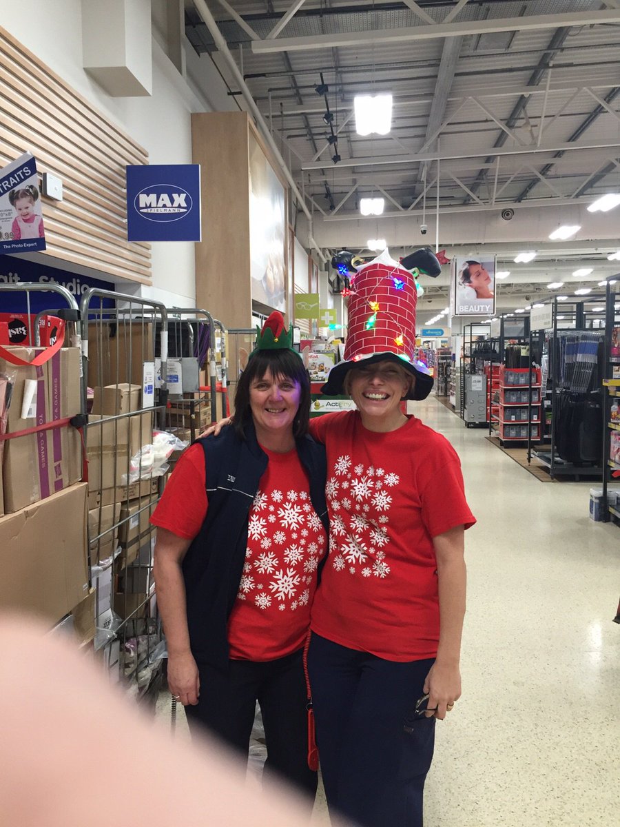 HyndRhodri's tweet photo. Xmas hat fun at 3219 @headcaseymike @MattBourne102 https://t.co/AuBvZM2T8f
