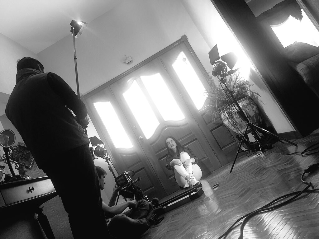 CapittalMx's tweet photo. @anaceedillo concentrada en la filmación de la producción de “Sin Ti”. https://t.co/svvxcWas3s