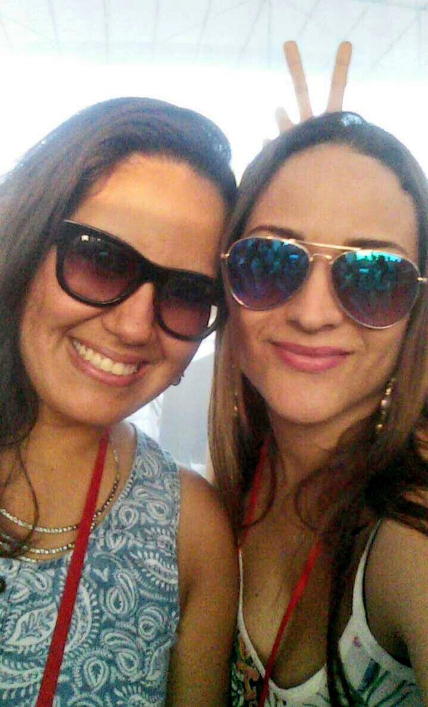 DianiRuizV's tweet photo. Aca con mi amiga la #chelera #prom08 #reencuentro #hastalasultimas @Majeei9 https://t.co/Ln0Hp0GZvo