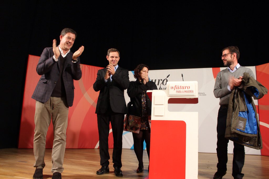 jrgomezbesteiro's tweet photo. Con @angelmatopsoe e @SocialistasAmes Cinco días para o cambio! #PedroPresidente https://t.co/ajzpQKAL6V