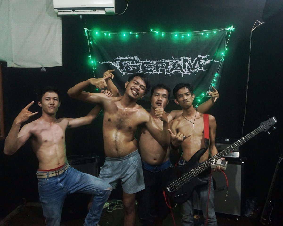 Terimakasih untuk Band &amp; buat yang sudah hadir di SHOWCASE kami di malam Minggu silam. LIAAAR !!! Hahaha
RESPECT !